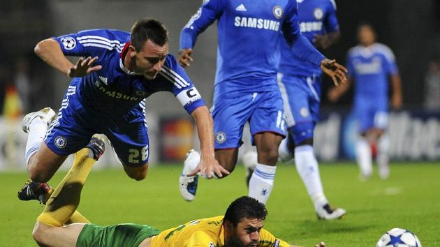 John Terry z Chelsea padá po souboji s Tomášem Oravcem ze Žiliny John Terry z Chelsea padá po souboji s Tomášem Oravcem ze Žiliny