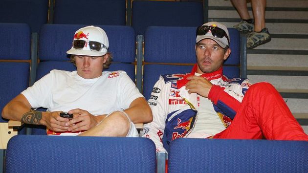 Kimi Räikkönen (vlevo) a Sébastien Loeb čekají na začátek tiskové konference před startem Finské rallye. Kimi Räikkönen (vlevo) a Sébastien Loeb čekají na začátek tiskové konference před startem Finské rallye.