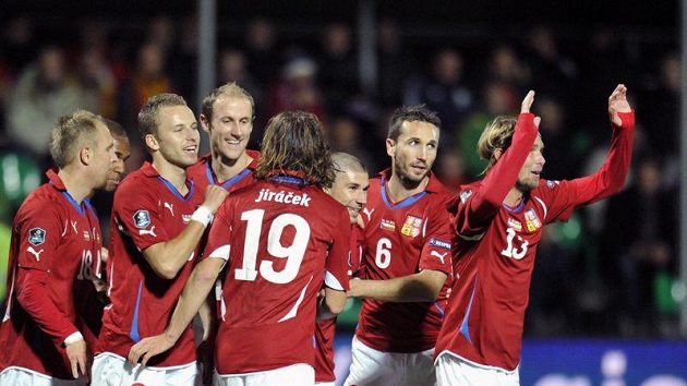 Čeští fotbalisté oslavují jeden z gólů v Litvě Čeští fotbalisté oslavují jeden z gólů v Litvě