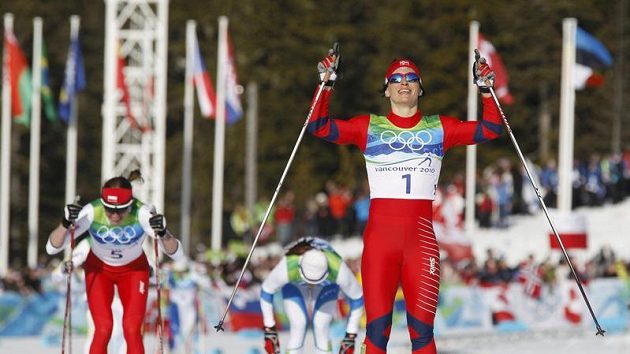 Norská lyžařka Marit Björgenová se raduje z vítězství ve sprintu olympijského závodu. Norská lyžařka Marit Björgenová se raduje z vítězství ve sprintu olympijského závodu.