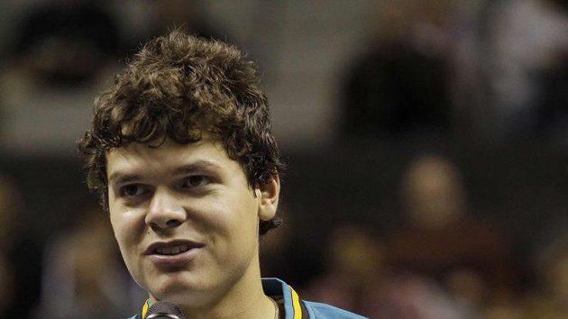 Milos Raonic při triumfu v San José v dresu hokejových Sharks. Milos Raonic při triumfu v San José v dresu hokejových Sharks.