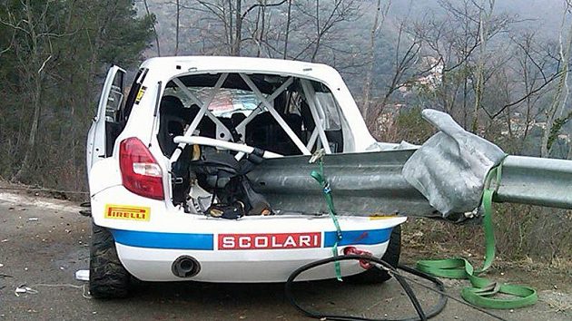 Vrak Kubicovy škodovky, jejímž středem po nárazu prošlo svodidlo. Vrak Kubicovy škodovky, jejímž středem po nárazu prošlo svodidlo.