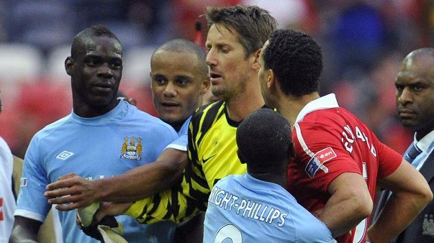 Mario Balotelli z Manchesteru City (vlevo) do často dostává do rozepří i v zápasech. Mario Balotelli z Manchesteru City (vlevo) do často dostává do rozepří i v zápasech.