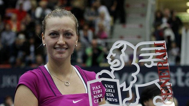 Petra Kvitová s trofejí pro vítězku turnaje v Linci Petra Kvitová s trofejí pro vítězku turnaje v Linci