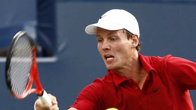 Tomáš Berdych během zápasu s Federerem na turnaji v Torontu. Tomáš Berdych během zápasu s Federerem na turnaji v Torontu.