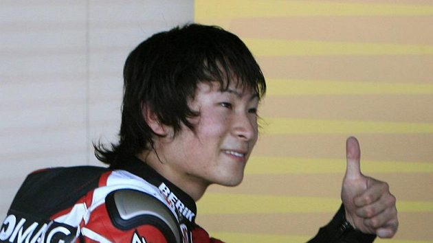 Radost Šoji Tomizawy po zisku pole position při květnové GP Španělska. Japonský závodník podlehl následkům zranění po pádu při GP San Marina. Radost Šoji Tomizawy po zisku pole position při květnové GP Španělska. Japonský závodník podlehl následkům zranění po pádu při GP San Marina.
