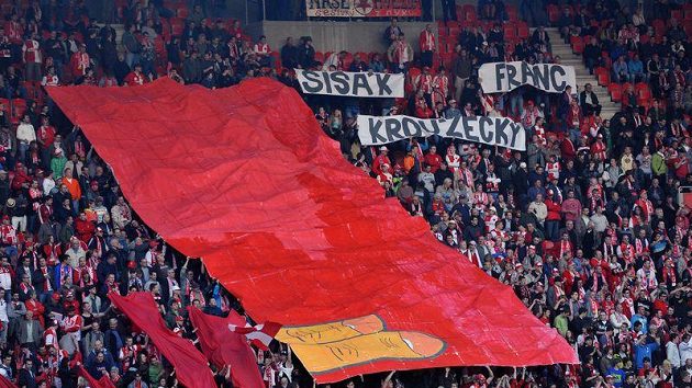 Symbolická červená karta pro majitele Slavie od fanoušků. Symbolická červená karta pro majitele Slavie od fanoušků.