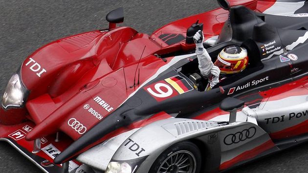 Němec Timo Bernhard v Audi se raduje z vítězství v Le Mans. Němec Timo Bernhard v Audi se raduje z vítězství v Le Mans.