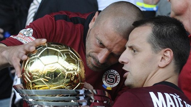 Sparťan Marek Matějovský zkoumá spolu s kapitánem Tomášem Řepkou trofej pro vítěze českého Superpoháru. Sparťan Marek Matějovský zkoumá spolu s kapitánem Tomášem Řepkou trofej pro vítěze českého Superpoháru.