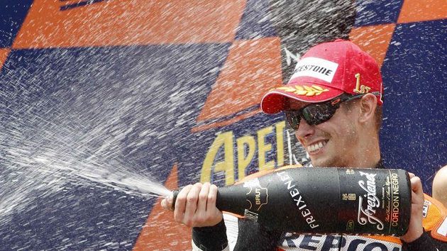 Australan Casey Stoner bude letos startovat v australském seriálu závodů automobilů na okruzích. Australan Casey Stoner bude letos startovat v australském seriálu závodů automobilů na okruzích.