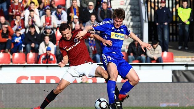 Sparťan Libor Sionko (vlevo) v souboji s Pavlem Dreksou z Olomouce Sparťan Libor Sionko (vlevo) v souboji s Pavlem Dreksou z Olomouce