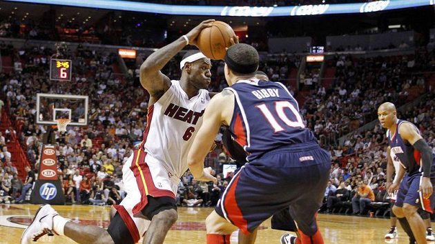 LeBron James z Miami (vlevo) se snaží prosmýknout kolem Mika Bibbyho z Atlanty. LeBron James z Miami (vlevo) se snaží prosmýknout kolem Mika Bibbyho z Atlanty.
