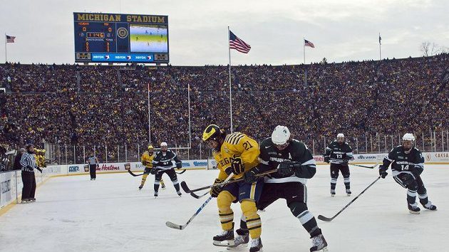 V zápase Michiganské a Michiganské státní univerzity padl divácký rekord na hokejové utkání - dorazilo 113 411 fanoušků. V zápase Michiganské a Michiganské státní univerzity padl divácký rekord na hokejové utkání - dorazilo 113 411 fanoušků.