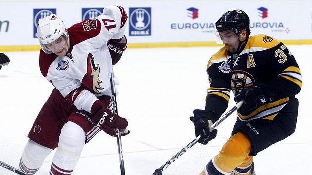 Radim Vrbata z Phoenixu (vlevo) se snaží získat v souboji s bostonským Patricem Bergeronem - ilustrační foto. Radim Vrbata z Phoenixu (vlevo) se snaží získat v souboji s bostonským Patricem Bergeronem - ilustrační foto.