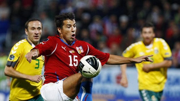 Milan Baroš zpracovává míč v kvalifikačním utkání s Litvou. Milan Baroš zpracovává míč v kvalifikačním utkání s Litvou.