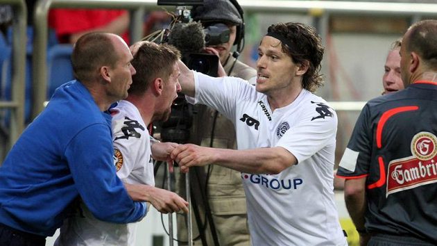 Radost hráčů Slovácka po vstřeleném gólu proti Mladé Boleslavi. Druhý zleva Václav Ondřejka, třetí zleva Tomáš Abrahám. Radost hráčů Slovácka po vstřeleném gólu proti Mladé Boleslavi. Druhý zleva Václav Ondřejka, třetí zleva Tomáš Abrahám.