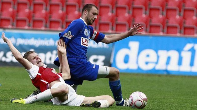 Vyrovnaný souboj rozhodl pro Ústí Lukáš Dvořák (vpravo). Vyrovnaný souboj rozhodl pro Ústí Lukáš Dvořák (vpravo).