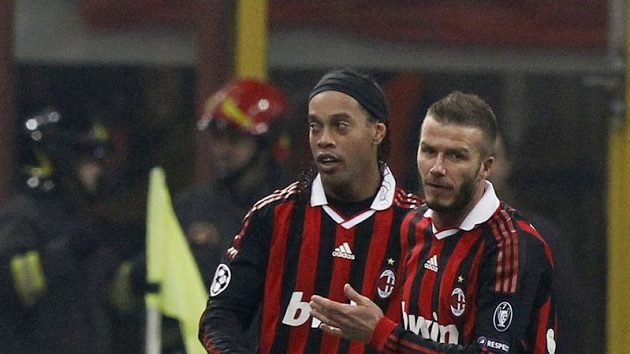 Milánské hvězdy v akci - David Beckham (vpravo) gratuluje Ronaldinhovi ke gólu, který vstřelil Manchesteru. Milánské hvězdy v akci - David Beckham (vpravo) gratuluje Ronaldinhovi ke gólu, který vstřelil Manchesteru.