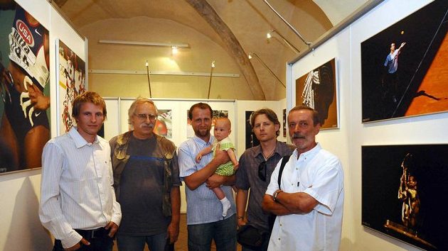 Zleva fotografové Michal Červený, Jiří Koliš, Michal Beránek, Michal Sváček a Jiří Pekárek na vernisáži výstavy Sport Foto 2010. Zleva fotografové Michal Červený, Jiří Koliš, Michal Beránek, Michal Sváček a Jiří Pekárek na vernisáži výstavy Sport Foto 2010.