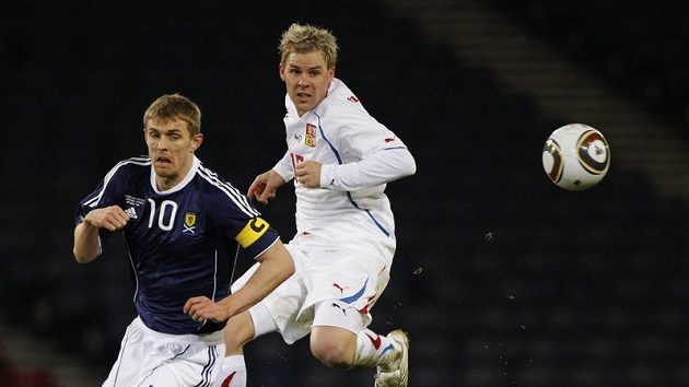 Skotský kapitán Darren Fletcher (vlevo) v souboji s Tomášem Hübschmanem. Skotský kapitán Darren Fletcher (vlevo) v souboji s Tomášem Hübschmanem.