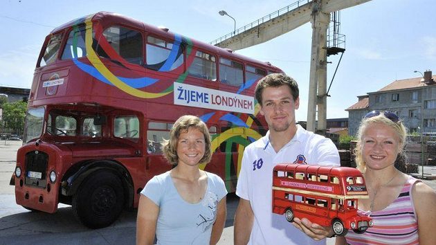 Sesterská dvojice veslařek Jitka (vlevo) a Lenka Antošovy a oštěpař Petr Frydrych představili 20. května v Praze dvoupatrový autobus s olympijskými symboly. Sesterská dvojice veslařek Jitka (vlevo) a Lenka Antošovy a oštěpař Petr Frydrych představili 20. května v Praze dvoupatrový autobus s olympijskými symboly.