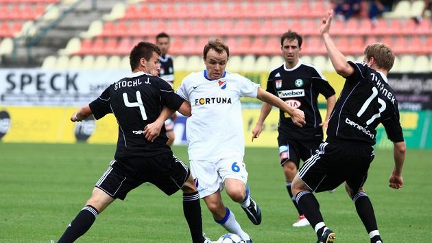 Ostravský Šenkeřík v souboji s příbramskými protivníky Štochlem a Nohýnkem. Ostravský Šenkeřík v souboji s příbramskými protivníky Štochlem a Nohýnkem.