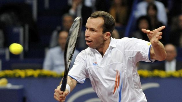 Radek Štěpánek na turnaji v Basileji v utkání proti Novaku Djokovičovi ze Srbska. Radek Štěpánek na turnaji v Basileji v utkání proti Novaku Djokovičovi ze Srbska.