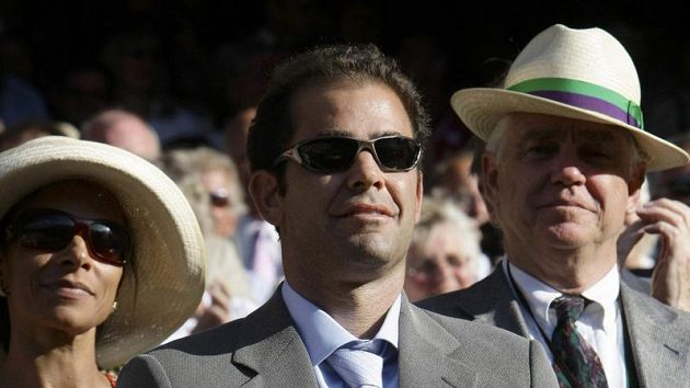 Bývalý americký tenista Pete Sampras sleduje předávání trofeje pro vítěze Wimbledonu do rukou Rogera Federera. Bývalý americký tenista Pete Sampras sleduje předávání trofeje pro vítěze Wimbledonu do rukou Rogera Federera.