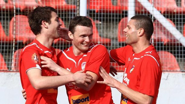 Plzeňští fotbalisté se radují z branky proti Kladnu. Plzeňští fotbalisté se radují z branky proti Kladnu.