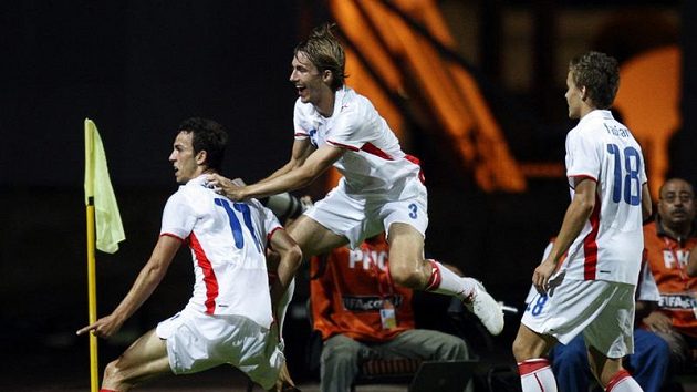 Čeští fotbalisté do dvaceti let se radují z branky Jana Vošahlíka (vlevo). Čeští fotbalisté do dvaceti let se radují z branky Jana Vošahlíka (vlevo).