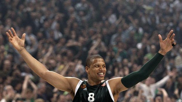 Mike Batiste z Panathinaikosu slaví vítězství nad Barcelonou v play-off Evropské ligy. Mike Batiste z Panathinaikosu slaví vítězství nad Barcelonou v play-off Evropské ligy.