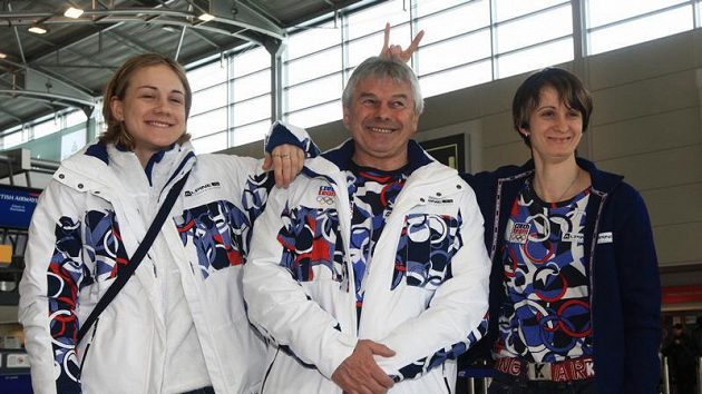 Rychlobruslařky Martina Sáblíková (vpravo) a Karolína Erbanová spolu s trenérem Petrem Novákem před odletem do zámoří na olympijské hry Rychlobruslařky Martina Sáblíková (vpravo) a Karolína Erbanová spolu s trenérem Petrem Novákem před odletem do zámoří na olympijské hry