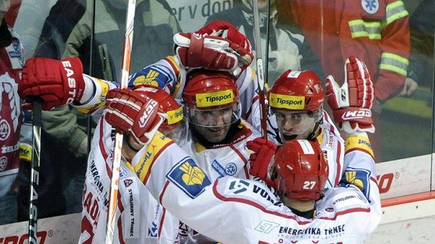 Hokejisté Třince oslavují vstřelenou branku ve čtvrtfinálovém duelu s Litvínovem. Hokejisté Třince oslavují vstřelenou branku ve čtvrtfinálovém duelu s Litvínovem.