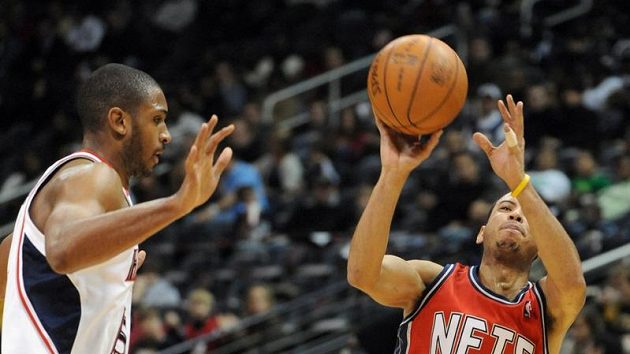 Basketbalista New Jersey Nets Devin Harris (vpravo) střílí v pádu koš Atlantě - ilustrační foto. Basketbalista New Jersey Nets Devin Harris (vpravo) střílí v pádu koš Atlantě - ilustrační foto.