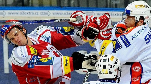 Hokejista Josef Hrabal z Třince (vlevo) v souboji s Tomášem Mickou ze Slavie v úvodním kole extraligy Hokejista Josef Hrabal z Třince (vlevo) v souboji s Tomášem Mickou ze Slavie v úvodním kole extraligy