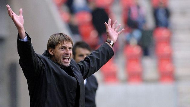 Trenér Slavie František Straka během duelu v Edenu. Trenér Slavie František Straka během duelu v Edenu.
