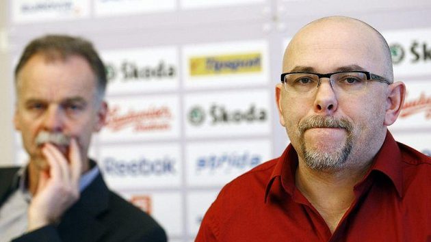Generální manažer a šéftrenér reprezentace Slavomír Lener (vlevo) a trenér českých hokejistů do dvaceti let Miroslav Přerost. Generální manažer a šéftrenér reprezentace Slavomír Lener (vlevo) a trenér českých hokejistů do dvaceti let Miroslav Přerost.