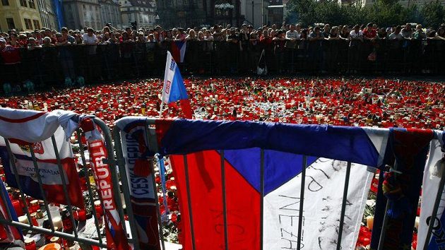 Tisíce lidí a tisíce svíček na poslední cestě českých hokejistů, kteří zahynuli v Rusku při letecké tragédii. Tisíce lidí a tisíce svíček na poslední cestě českých hokejistů, kteří zahynuli v Rusku při letecké tragédii.