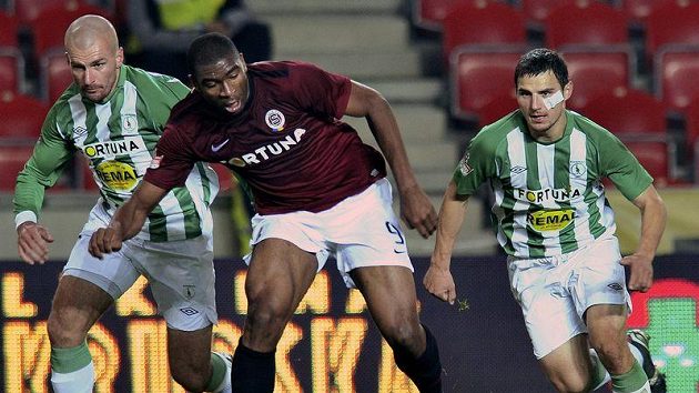 Zleva Marek Nikl z Bohemians, Léonard Kweuke ze Sparty a Josef Jindřišek z Bohemians. Zleva Marek Nikl z Bohemians, Léonard Kweuke ze Sparty a Josef Jindřišek z Bohemians.