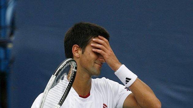 Srbský tenista Novak Djokovič reaguje na jeden z míčků během finále turnaje v Cincinnati proti Rogeru Federerovi. Srbský tenista Novak Djokovič reaguje na jeden z míčků během finále turnaje v Cincinnati proti Rogeru Federerovi.