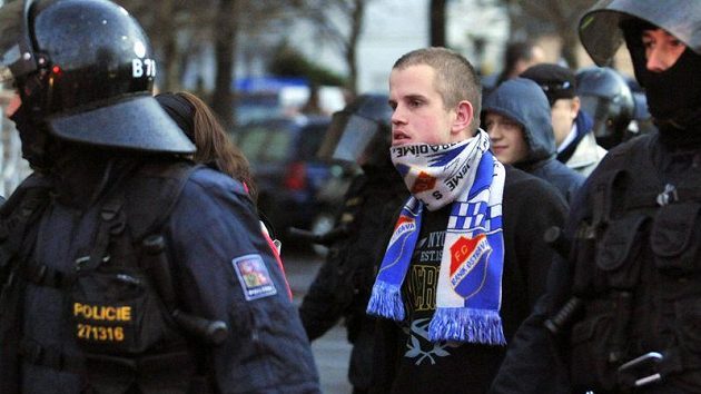 Fanoušci Baníku se před zápasem poprali s příznivci Slavie. Fanoušci Baníku se před zápasem poprali s příznivci Slavie.