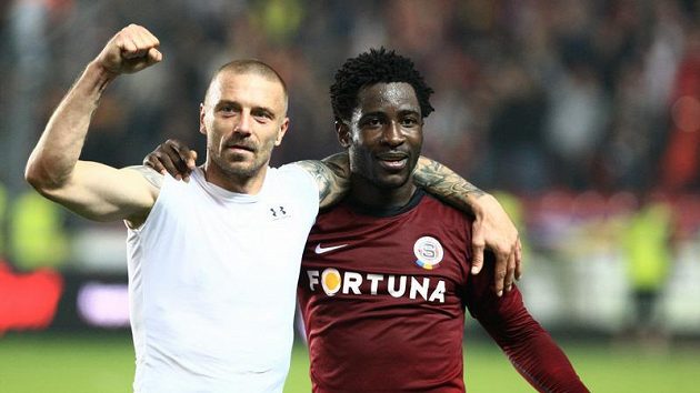 Zůstaň ještě ve Spartě, radí Tomáš Řepka parťákovi Bony Wilfriedovi. Odolá kanonýr všem nabídkám? Zůstaň ještě ve Spartě, radí Tomáš Řepka parťákovi Bony Wilfriedovi. Odolá kanonýr všem nabídkám?