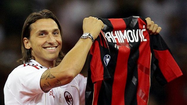 Zlatan Ibrahimovic pózuje s dresem AC Milán. Zlatan Ibrahimovic pózuje s dresem AC Milán.