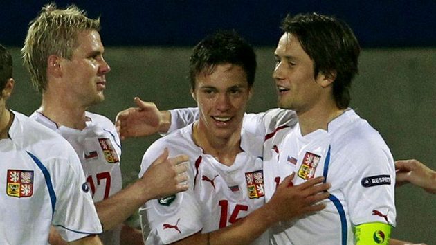 Václav Kadlec (uprostřed) děkuje za přihrávku Tomáši Rosickému (vpravo). Ke gólu mu gratuluje také Tomáš Hübschman. Václav Kadlec (uprostřed) děkuje za přihrávku Tomáši Rosickému (vpravo). Ke gólu mu gratuluje také Tomáš Hübschman.