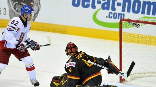 Tomáš Plekanec střílí čtvrtou branku do německé sítě. Tomáš Plekanec střílí čtvrtou branku do německé sítě.