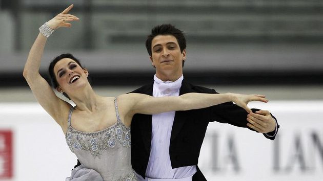 Olympijští vítězové Tessa Virtueová a Scott Moir vedou soutěž tanečníků po povinném programu. Olympijští vítězové Tessa Virtueová a Scott Moir vedou soutěž tanečníků po povinném programu.