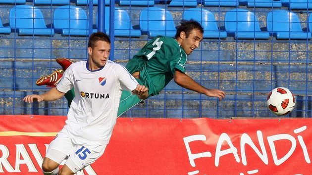 Antonín Fantiš z Baníku Ostrava (vlevo) bojuje o míč s Irakli Čankvetazdem z hruzínského WOT Georgia Tbilisi. Antonín Fantiš z Baníku Ostrava (vlevo) bojuje o míč s Irakli Čankvetazdem z hruzínského WOT Georgia Tbilisi.