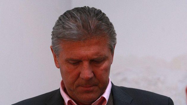 Manažer Sparty Jozef Chovanec míří před disciplinární komisi ČMFS. Manažer Sparty Jozef Chovanec míří před disciplinární komisi ČMFS.