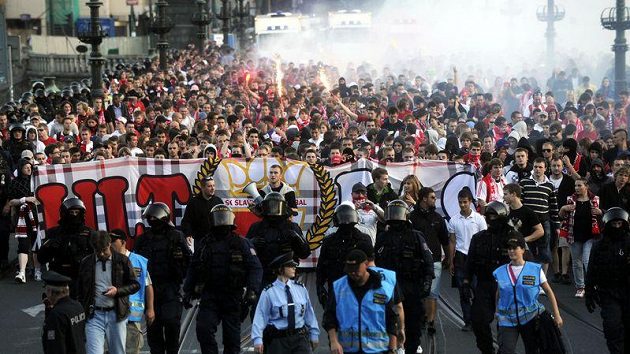 Pochod fanoušků Slavie na derby se Spartou se uskuteční i tuto neděli. Pochod fanoušků Slavie na derby se Spartou se uskuteční i tuto neděli.