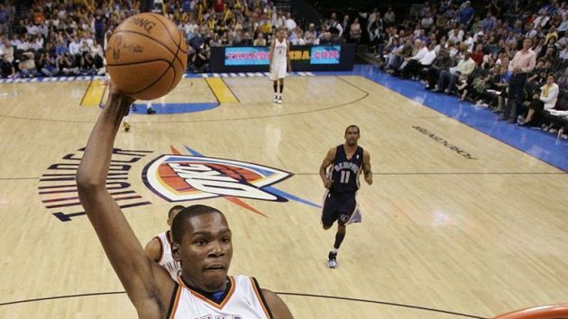 Hráč Oklahomy Kevin Durant je podle kouče Lakers protežován rozhodčími. Hráč Oklahomy Kevin Durant je podle kouče Lakers protežován rozhodčími.